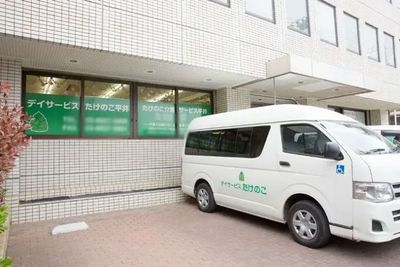 送迎車のある外観