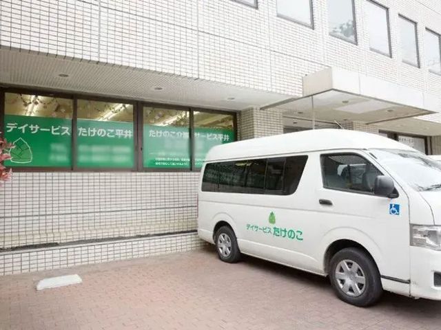 送迎車のある施設外観 外観 施設の出入口前には、送迎車が待機しています。利用者の送迎に便利な環境です。