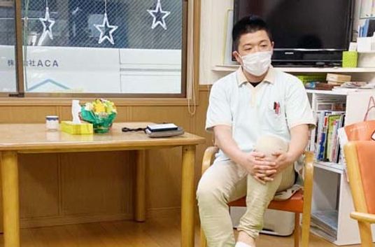 寛いでいる男性スタッフのラウンジ
