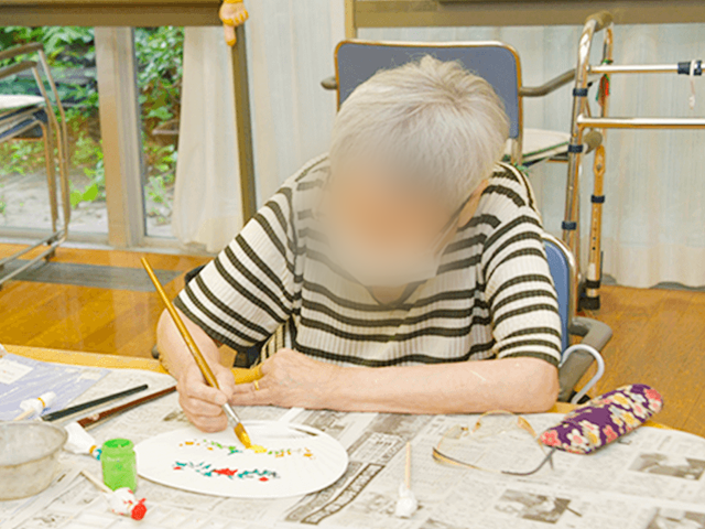 絵を描く活動の様子 多目的室 自然光が差し込む明るい空間で、入居者が絵を描いて創作活動を楽しめます。
