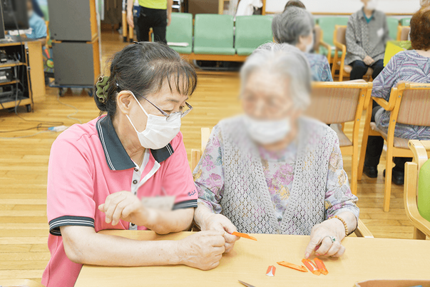 テーブルで活動中の人々