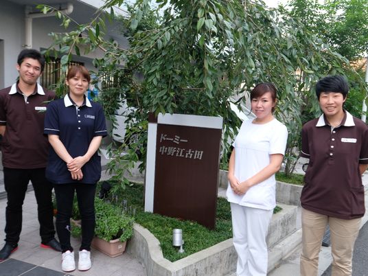 スタッフ立つ看板前