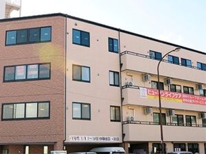 明るい外観の建物