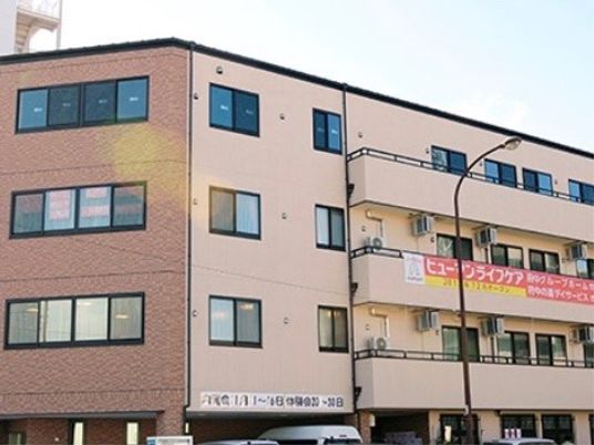 明るい外観の建物