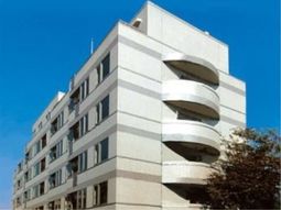 白い外壁の近代的建物
