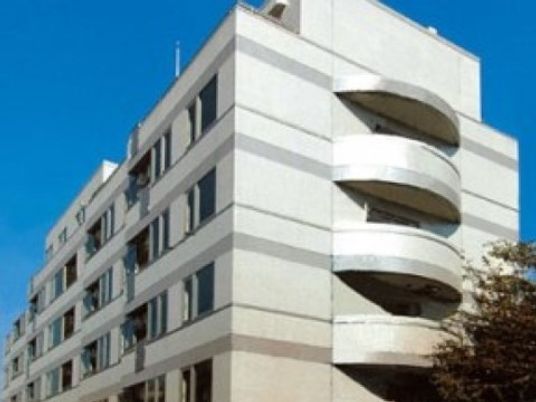 明るい白い建物の外観