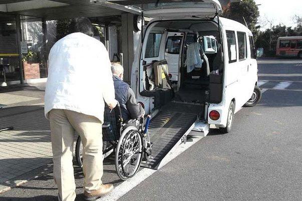 エントランスでの送迎シーン