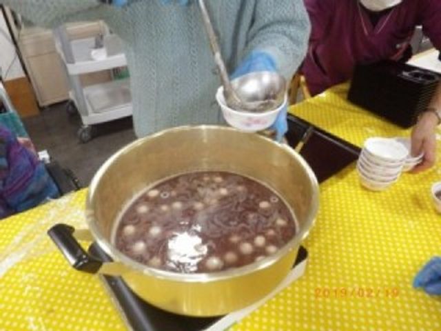 料理活動の風景 料理 笑顔で料理に取り組む方々。共に作り上げたぜんざいを楽しみながらコミュニケーションも深まります。