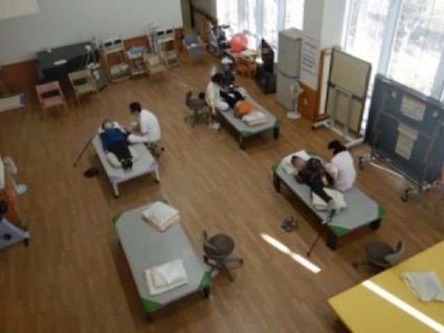ゆったりとした機能訓練室 機能訓練室 広々とした空間で行われる心地よい訓練の様子。スタッフが手厚くサポートしており、安心です。
