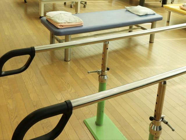 機能訓練室の設備 機能訓練室 明るい機能訓練室には、リハビリテーションに使える設備が整っており、安全にご利用いただけます。