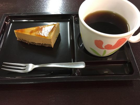 ティータイムのデザートと飲み物