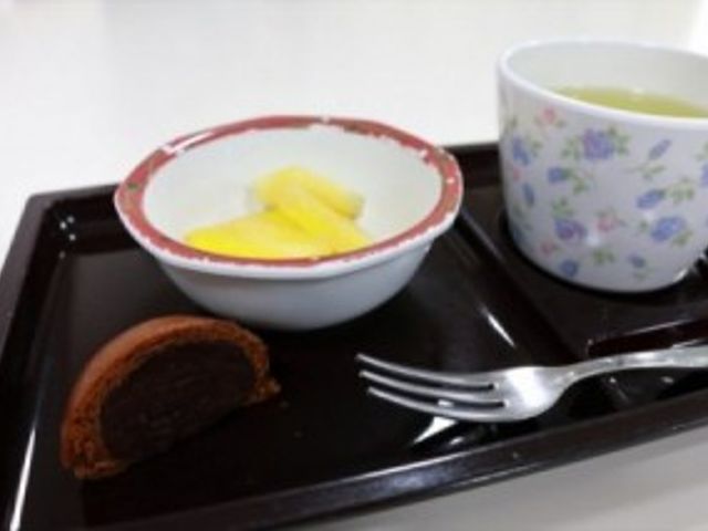 おやつの時間の料理 ダイニングルーム おやつにはケーキと果物が用意され、お茶と共にくつろぎのひとときをサポートします。