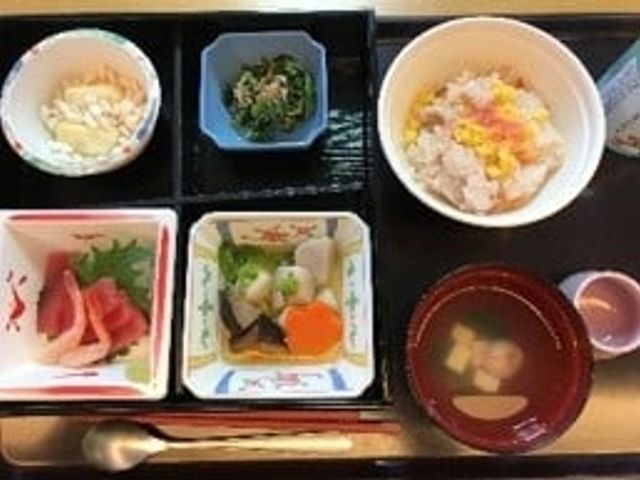 和風の食事セット 食堂 バランスの取れた和食メニューが並ぶ食卓です。栄養面もしっかり考慮され、楽しい食事の時間をお約束します。