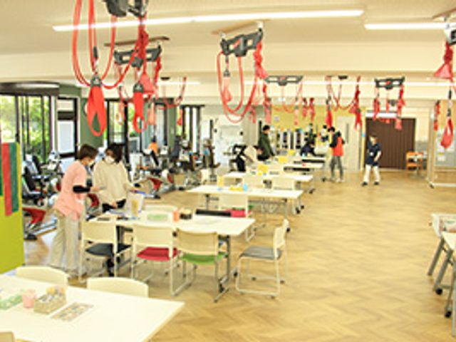 リハビリ用の広い部屋 機能訓練室 広いスペースでリハビリ活動が充実しています。自然光が差し込む明るい環境が魅力です。