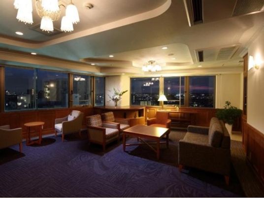 夜景を望む快適ラウンジ
