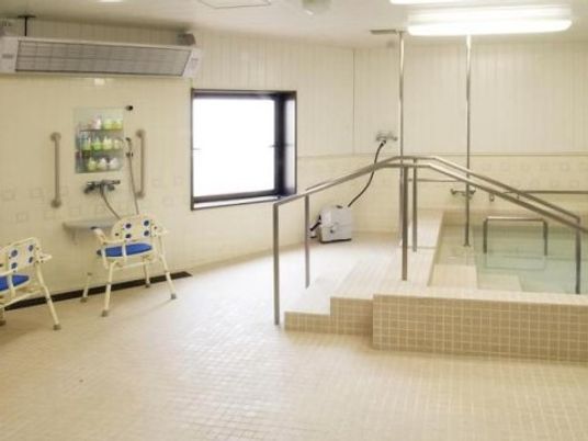 清潔な浴室と入浴椅子