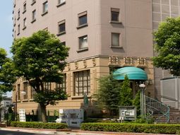 緑あふれるモダン建築