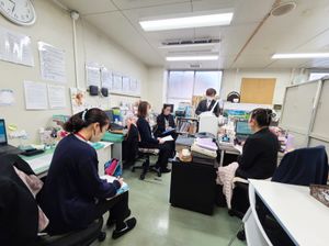 スタッフが会議をする部屋  