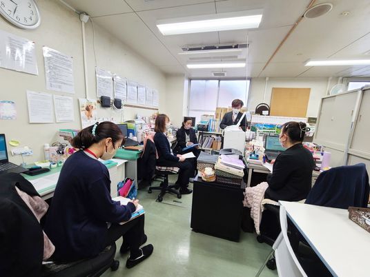 スタッフが会議をする部屋  