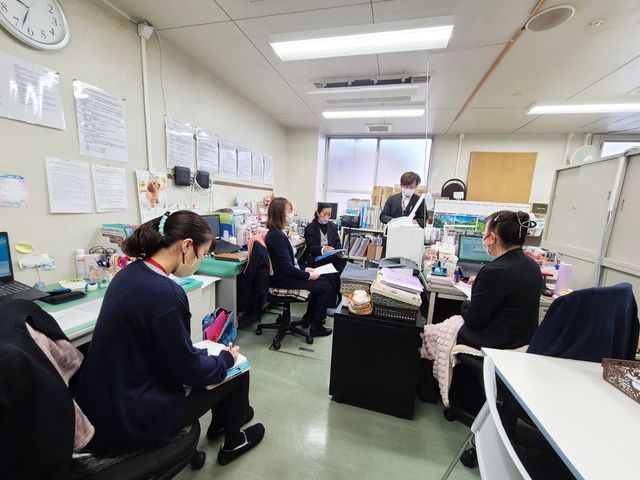 スタッフが会議をする部屋 スタッフイメージ   スタッフが集まり、会議を行っている充実した環境です。意見を出し合える雰囲気があります。