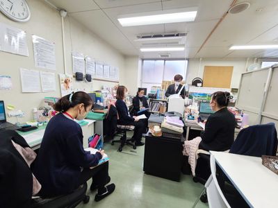 スタッフが会議をする部屋