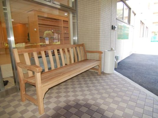 エントランスに置かれたベンチ