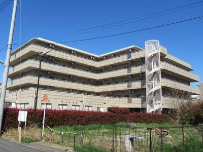 広々としたモダンな建物外観