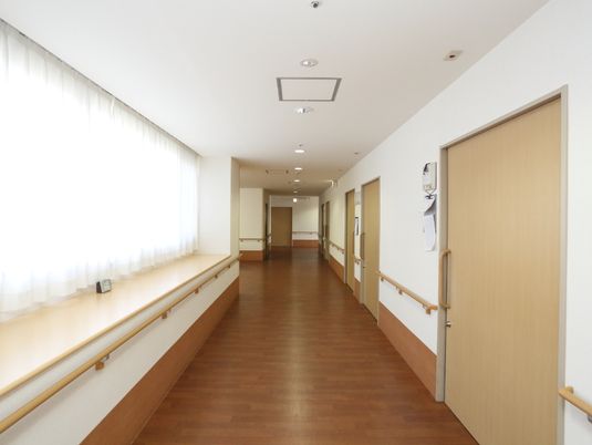 手すり付きの明るい廊下