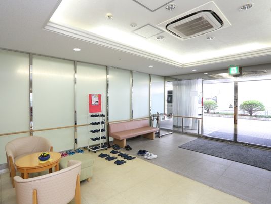 広々とした清潔なエントランス