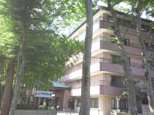 木々に囲まれた施設外観  