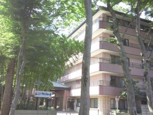 木々に囲まれた施設外観  