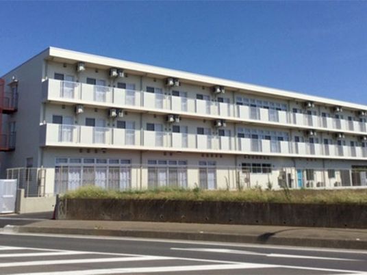 三階建て施設の外観  