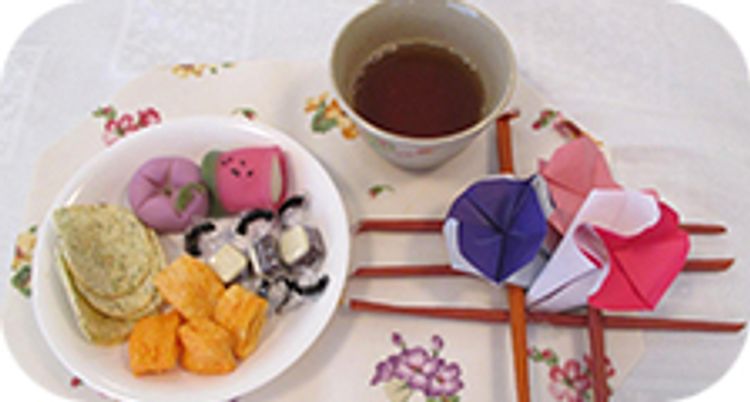 軽食と飲み物の卓上