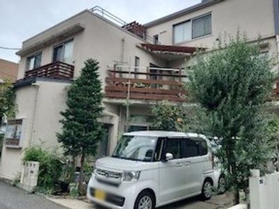 車と緑のある外観