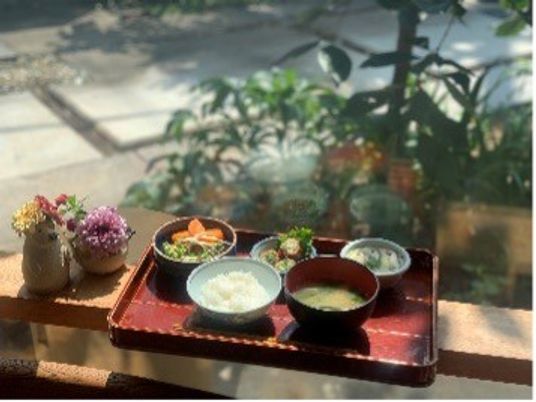 自然光が入る食堂