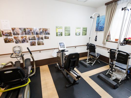 施設の写真 スポーツジムのように運動器具がそろっている機能訓練室