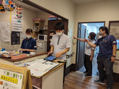 活気あるスタッフの様子