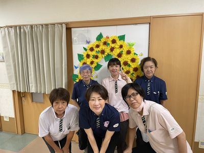 笑顔のスタッフと飾り