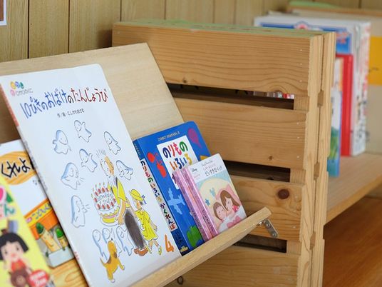 絵本棚のある書籍コーナー  