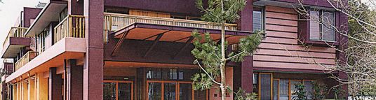 木々に囲まれた建物外観