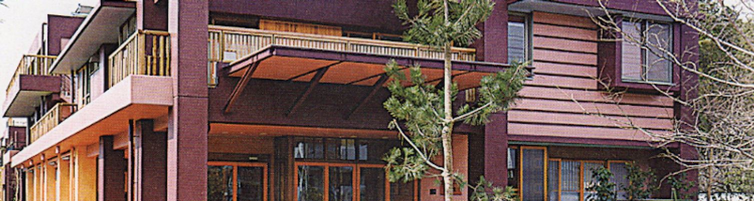 木々に囲まれた建物外観