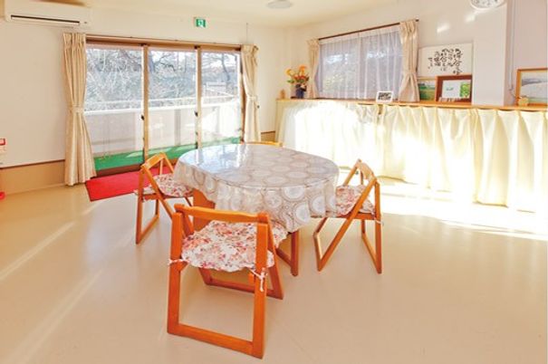 窓が大きなダイニングルーム