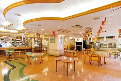 明るい食事スペース