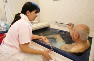 介護支援の行き届いた浴室