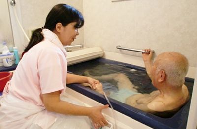 介護支援の行き届いた浴室