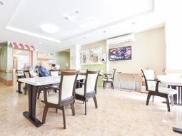 明るい食堂と利用者様