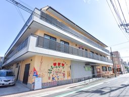 明るい外観の建物