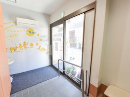 エントランスの明るい風景