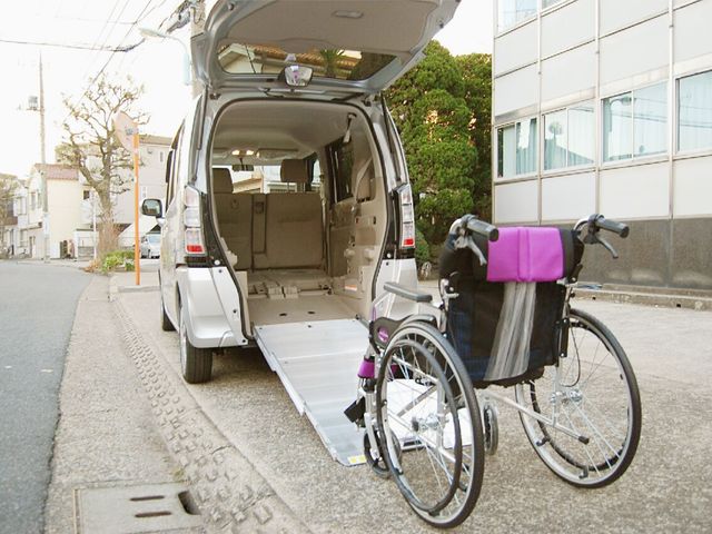 車椅子対応の車両 外観 車椅子対応の設備が整った車両が駐車されています。スムーズな移動をサポートします。