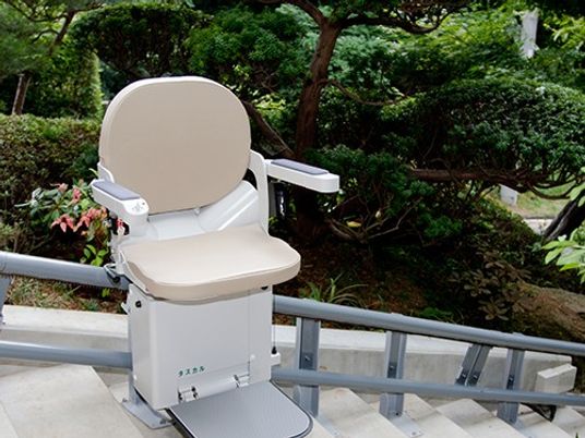 階段昇降機のある庭先  